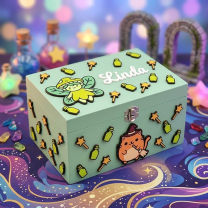 Scatola in legno verde menta personalizzata con nome Linda in rilievo. Portagioie a tema magia fantasy con decorazioni kawaii 3D: fatina fungo, gatto stregone con scopa, pozioni verdi e bacchette magiche.