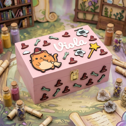 Scatola in legno rosa personalizzata con nome Viola in rilievo, decorazioni 3D a tema magia kawaii con gatto stregone, bacchetta magica, cappelli a punta e chiavi inglesi.