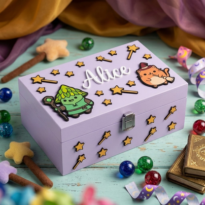 Scatola dei ricordi in legno lilla personalizzata con nome Alice in 3D. Decorazioni a tema magia in rilievo con stelle, bacchette magiche, gattino con cappello da strega e folletto verde fantasy.