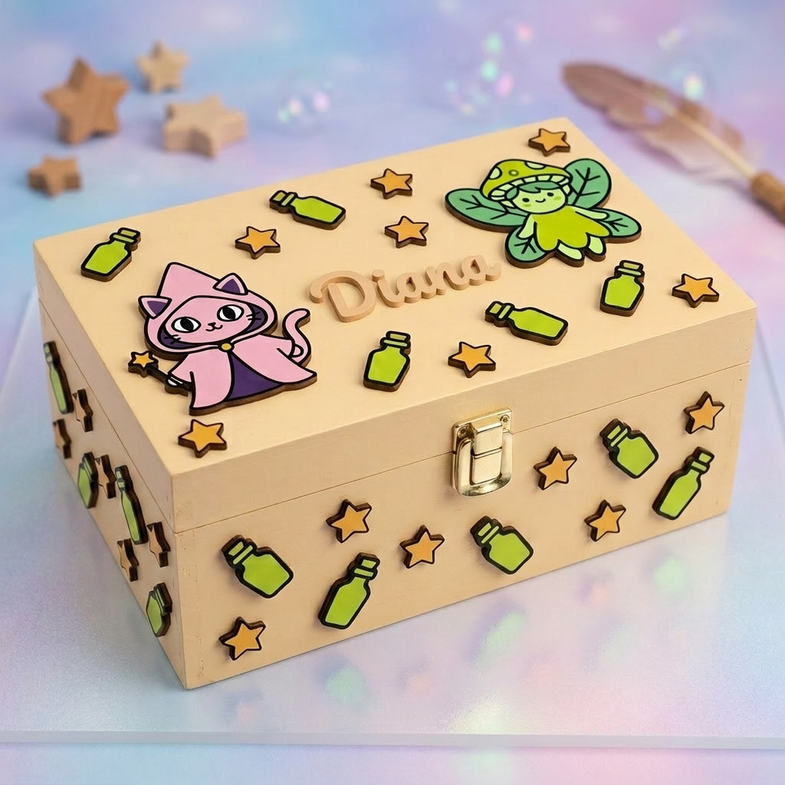 Scatola dei ricordi in legno personalizzata con il nome Diana, decorata a tema magico con applicazioni in rilievo: gatto mago con mantello rosa, fatina verde, boccette di pozioni e stelline. Chiusura frontale in metallo dorato.