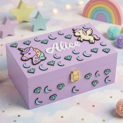 Scatola dei ricordi in legno lilla personalizzata con nome Alice in rilievo bianco, decorata a tema unicorno con diamanti, lune e chiusura dorata frontale.