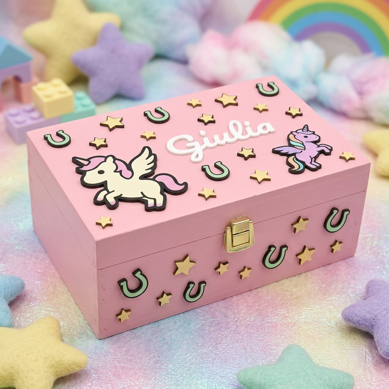 Scatola in legno rosa pastello personalizzata con il nome Giulia in rilievo, decorata con unicorni alati, stelle dorate e ferri di cavallo, dotata di chiusura metallica dorata.