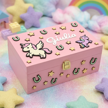 Scatola in legno rosa pastello personalizzata con il nome Giulia in rilievo, decorata con unicorni alati, stelle dorate e ferri di cavallo, dotata di chiusura metallica dorata.