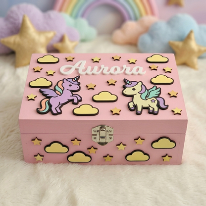 Scatola dei ricordi in legno rosa personalizzata con il nome Aurora in 3D, decorata con unicorni, stelle dorate e nuvole.
