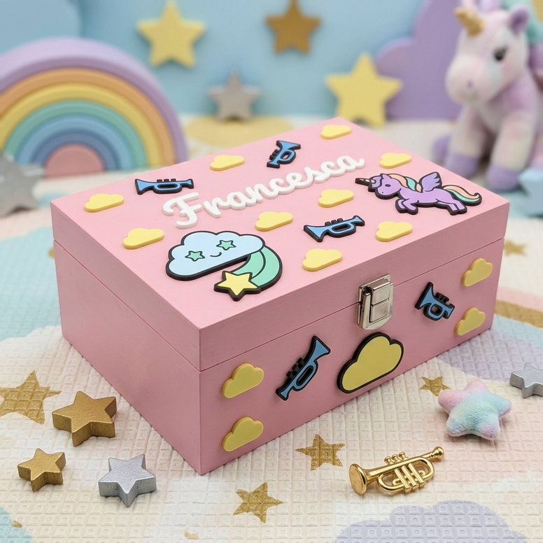 Scatola dei ricordi rosa in legno personalizzata con il nome Francesca in rilievo, decorata con applicazioni 3D a forma di unicorno, nuvole, stelle e trombe, su sfondo a tema arcobaleno.
