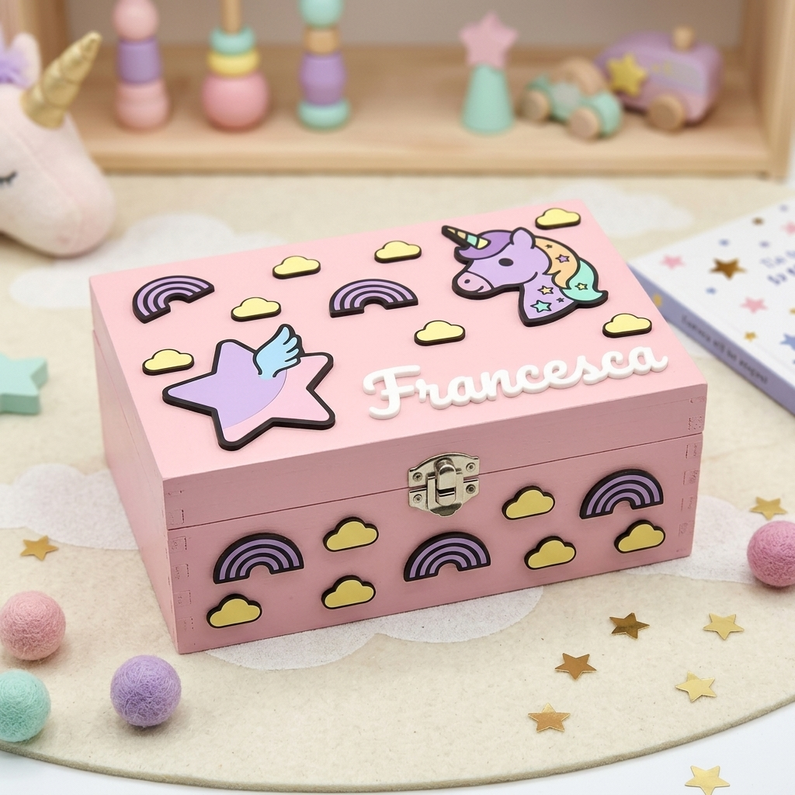 Scatola dei ricordi in legno rosa per bambina, personalizzata con nome in 3D "Francesca". Decorata con dettagli in rilievo a tema unicorno, stella alata, arcobaleni e nuvolette. Ideale come portagioie, decorazione per cameretta o regalo di nascita.