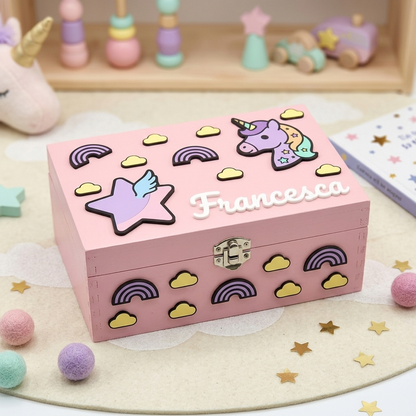 Scatola dei ricordi in legno rosa per bambina, personalizzata con nome in 3D "Francesca". Decorata con dettagli in rilievo a tema unicorno, stella alata, arcobaleni e nuvolette. Ideale come portagioie, decorazione per cameretta o regalo di nascita.