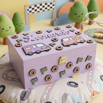 Scatola dei ricordi in legno lilla personalizzata per bambini con nome Leonardo in rilievo, decorata con furgoncini, ruote e bandiere a scacchi.