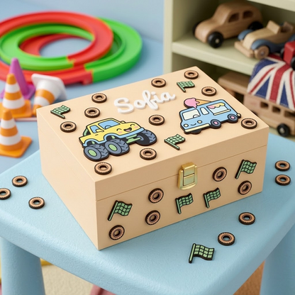 Scatola in legno personalizzata con il nome Sofia, decorata con applicazioni 3D a tema motori tra cui un monster truck giallo, un furgoncino dei gelati azzurro, bandierine a scacchi e piccoli pneumatici. Ideale come portagiochi o scatola dei ricordi per bambini.