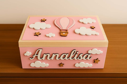 Scatola dei ricordi personalizzata realizzata in legno, con decorazioni.