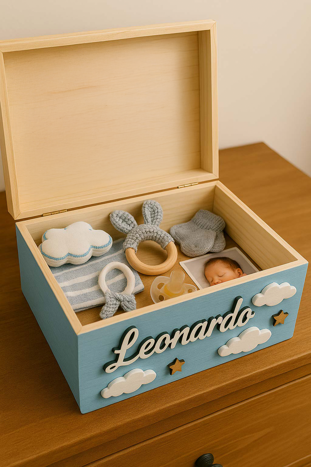 Scatola dei ricordi personalizzata realizzata in legno, con decorazioni.