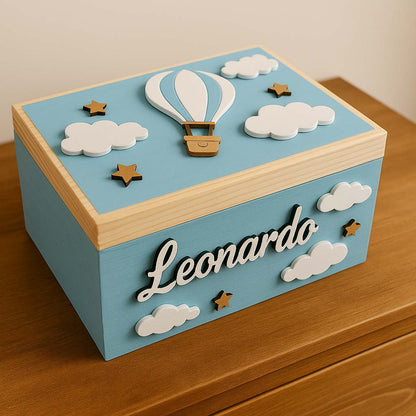 Scatola dei ricordi personalizzata realizzata in legno, con decorazioni.