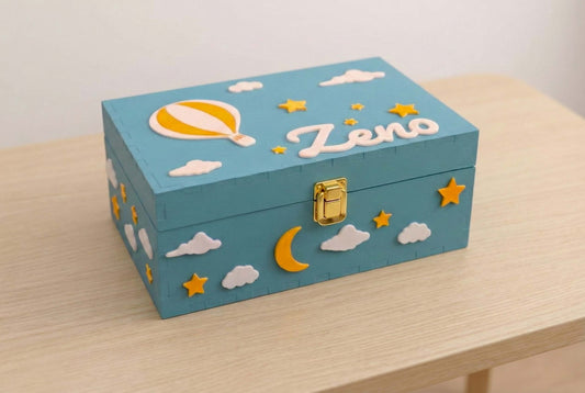Scatola dei ricordi personalizzata realizzata in legno, con decorazioni.