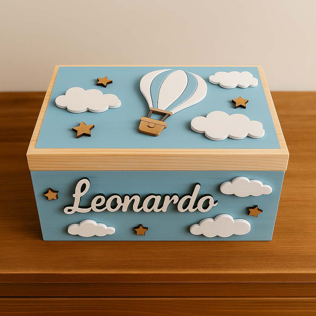 Scatola dei ricordi personalizzata realizzata in legno, con decorazioni.