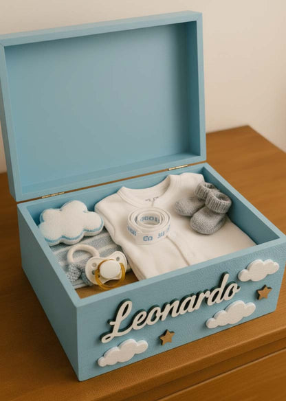 Scatola dei ricordi personalizzata realizzata in legno, con decorazioni. Contiene alcuni oggetti commemorativi.