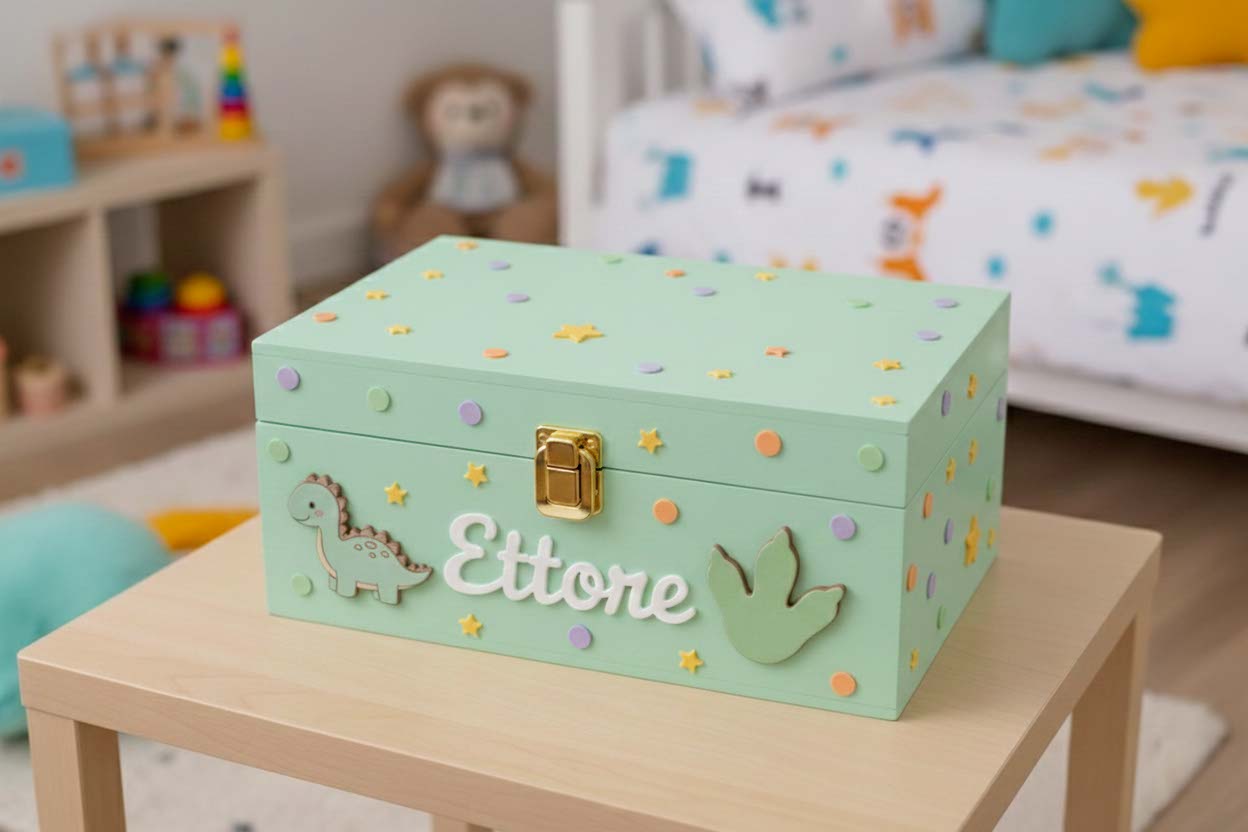 Scatola dei ricordi personalizzata verde menta con dinosauro, impronta e nome Ettore in legno, decorazioni colorate per bambini.