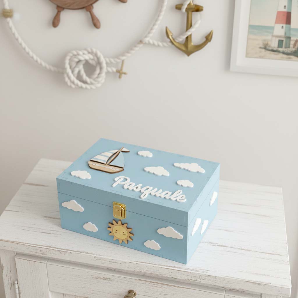Scatola dei ricordi personalizzata azzurra con barca in legno, nome Pasquale e nuvolette decorative, ideale regalo nascita.