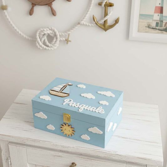 Scatola dei ricordi personalizzata azzurra con barca in legno, nome Pasquale e nuvolette decorative, ideale regalo nascita.