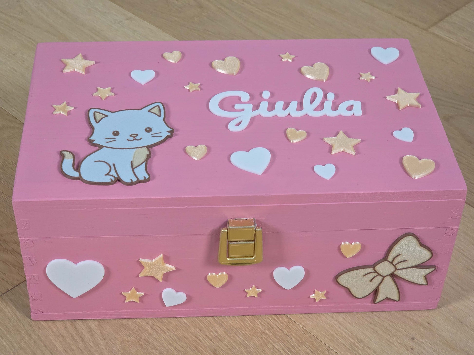 Scatola dei ricordi personalizzata con gatto in stile kawaii e fiocco in stile kawaii, per bambina. Vista frontale