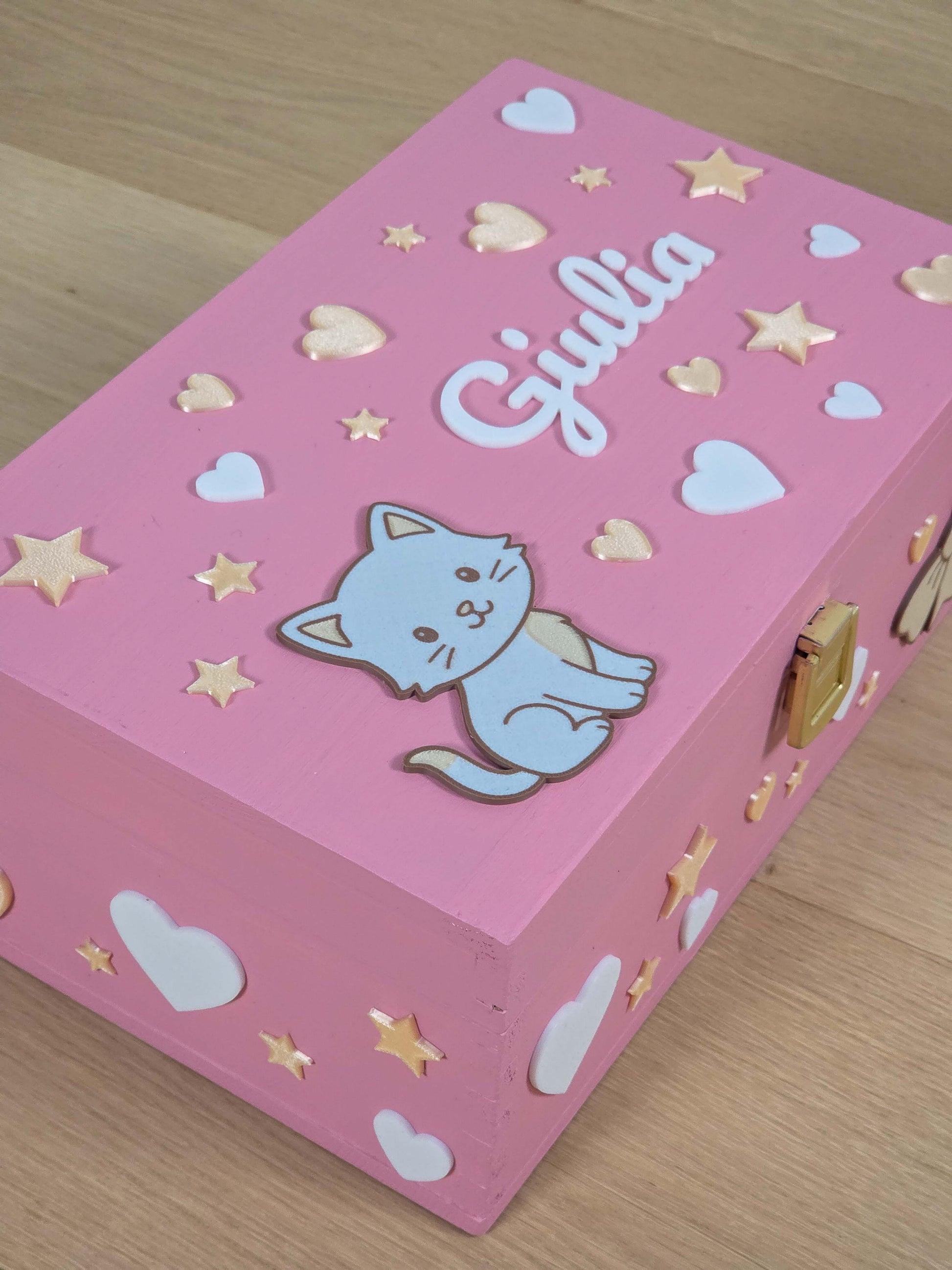 Scatola dei ricordi personalizzata con gatto in stile kawaii e fiocco in stile kawaii, per bambina. Vista laterale