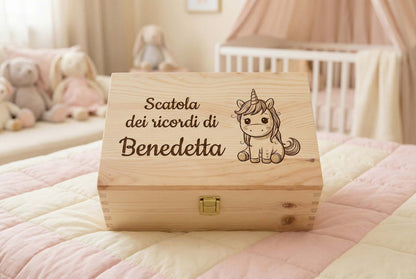 Scatola dei ricordi personalizzata in legno con incisione laser del nome Benedetta e un unicorno disegnato in stile baby.