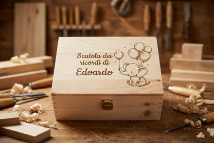 Scatola dei ricordi in legno con incisione laser del nome Edoardo e un elefante che gioca con dei palloncini, stile dolce e infantile.