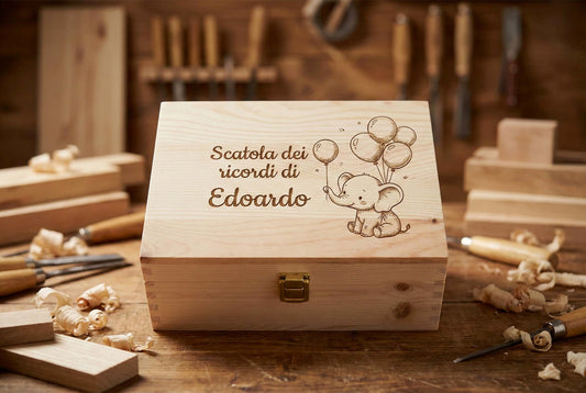 Scatola dei ricordi in legno con incisione laser del nome Edoardo e un elefante che gioca con dei palloncini, stile dolce e infantile.