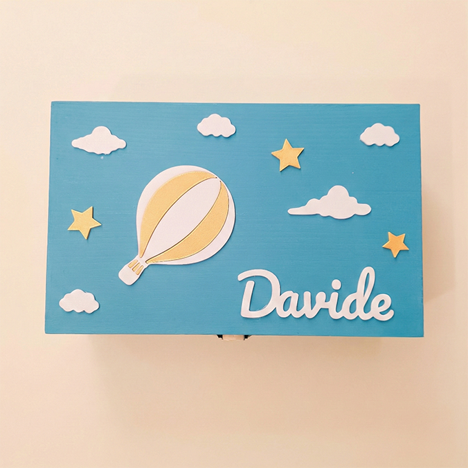 Scatola dei ricordi personalizzata, con il nome Davide, in legno di pino, artigianale. Vista da in alto.