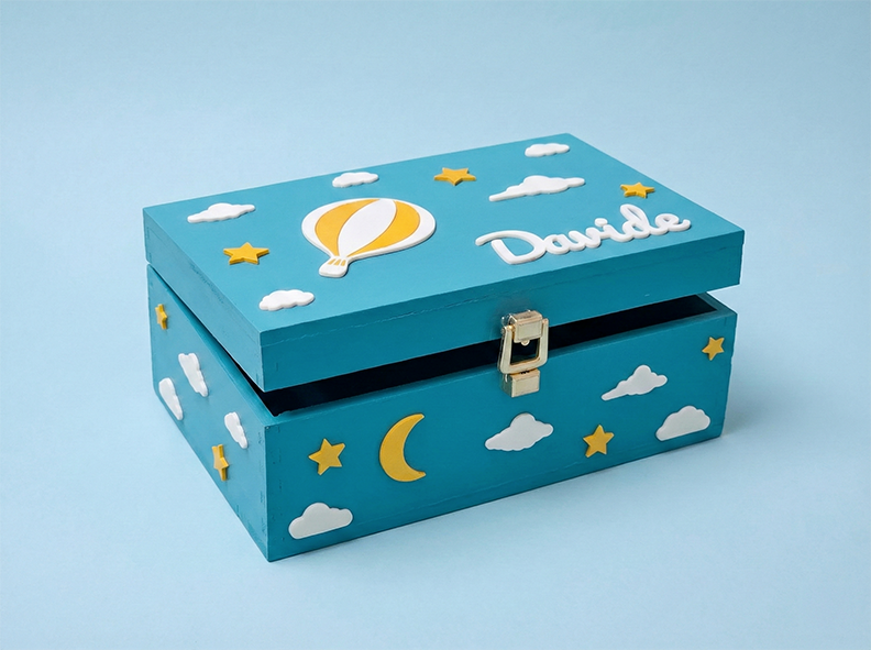 Scatola dei ricordi personalizzata, con il nome Davide, in legno di pino, artigianale. Vista da tre quarti.