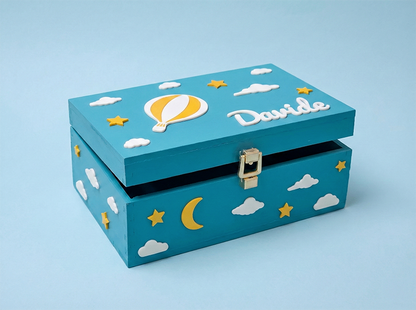 Scatola dei ricordi personalizzata, con il nome Davide, in legno di pino, artigianale. Vista da tre quarti.