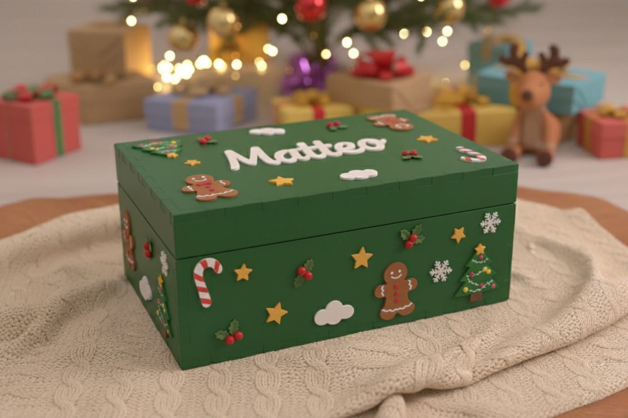 Scatola dei ricordi personalizzata edizione Natalizia 2025. Sono presenti decorazioni natalizie originali disegnate e realizzate dai nostri artigiani Bimbi Unici.