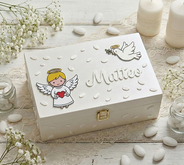 Scatola ricordi battesimo personalizzata con nome Matteo in rilievo, angioletto e colomba su cofanetto bianco