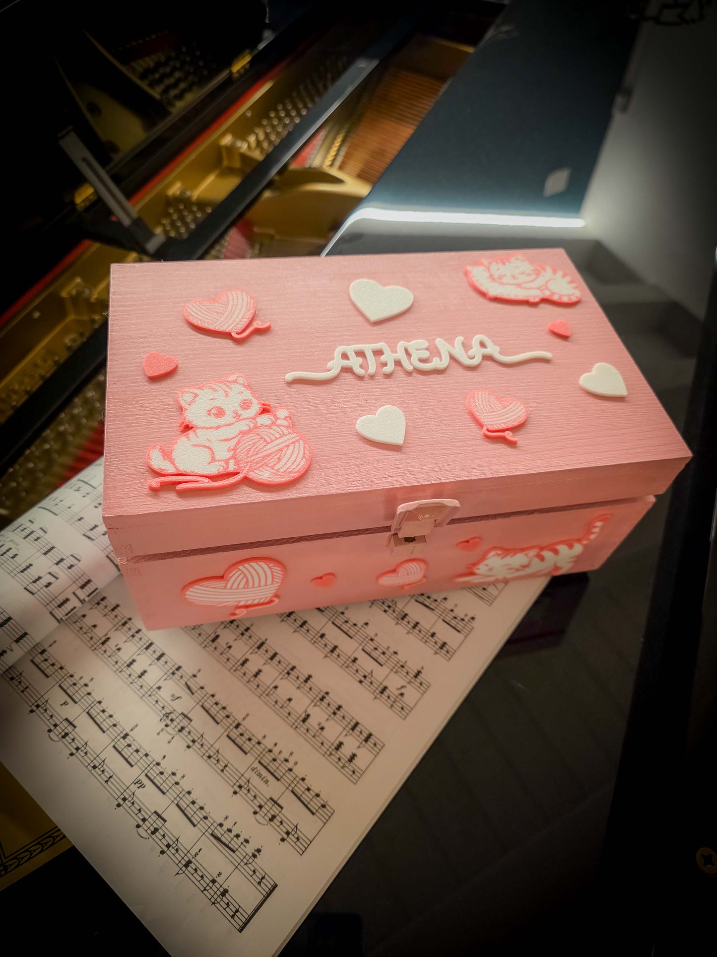 Scatola dei ricordi rosa personalizzata con nome Athena e decorazioni a gattini, ideale come regalo nascita per bambina.