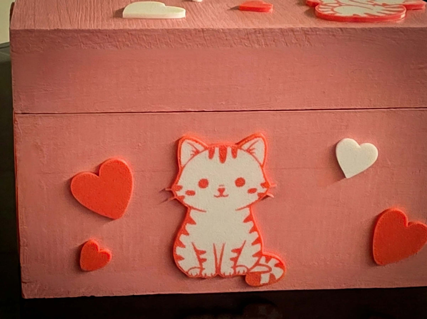 Primo piano del gattino decorativo in PLA sulla scatola dei ricordi rosa, ideale per regalo nascita personalizzato.