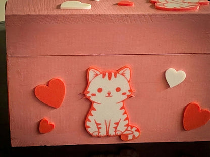 Primo piano del gattino decorativo in PLA sulla scatola dei ricordi rosa, ideale per regalo nascita personalizzato.