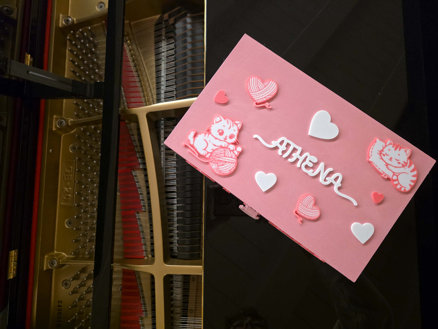 Scatola dei ricordi personalizzata tema gattini con nome Athena vista dall’alto, idea regalo nascita originale