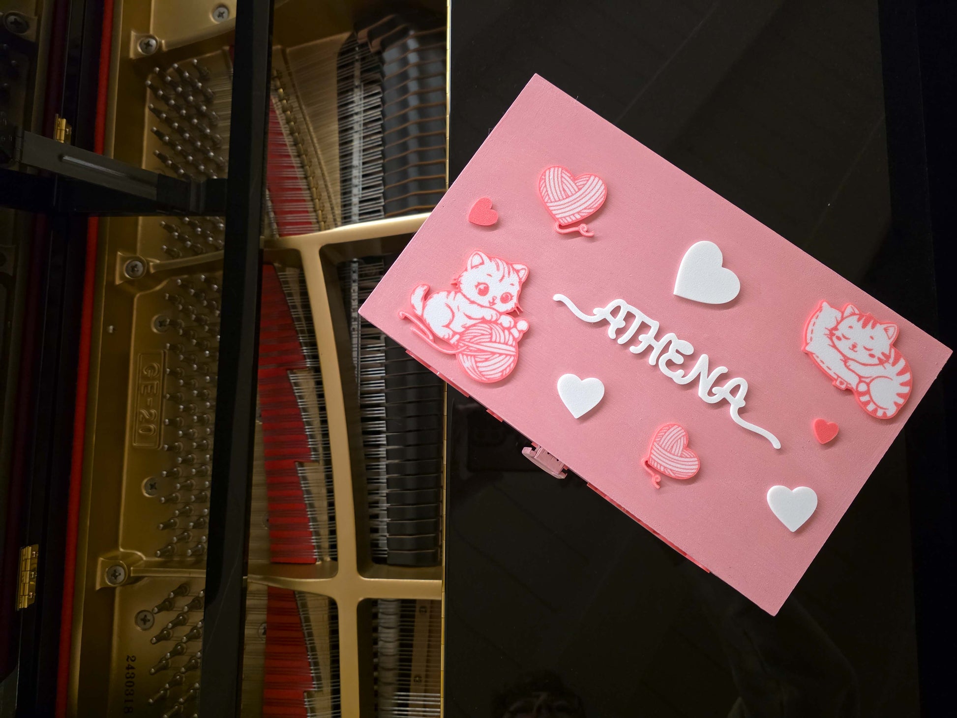 Scatola dei ricordi personalizzata tema gattini con nome Athena vista dall’alto, idea regalo nascita originale