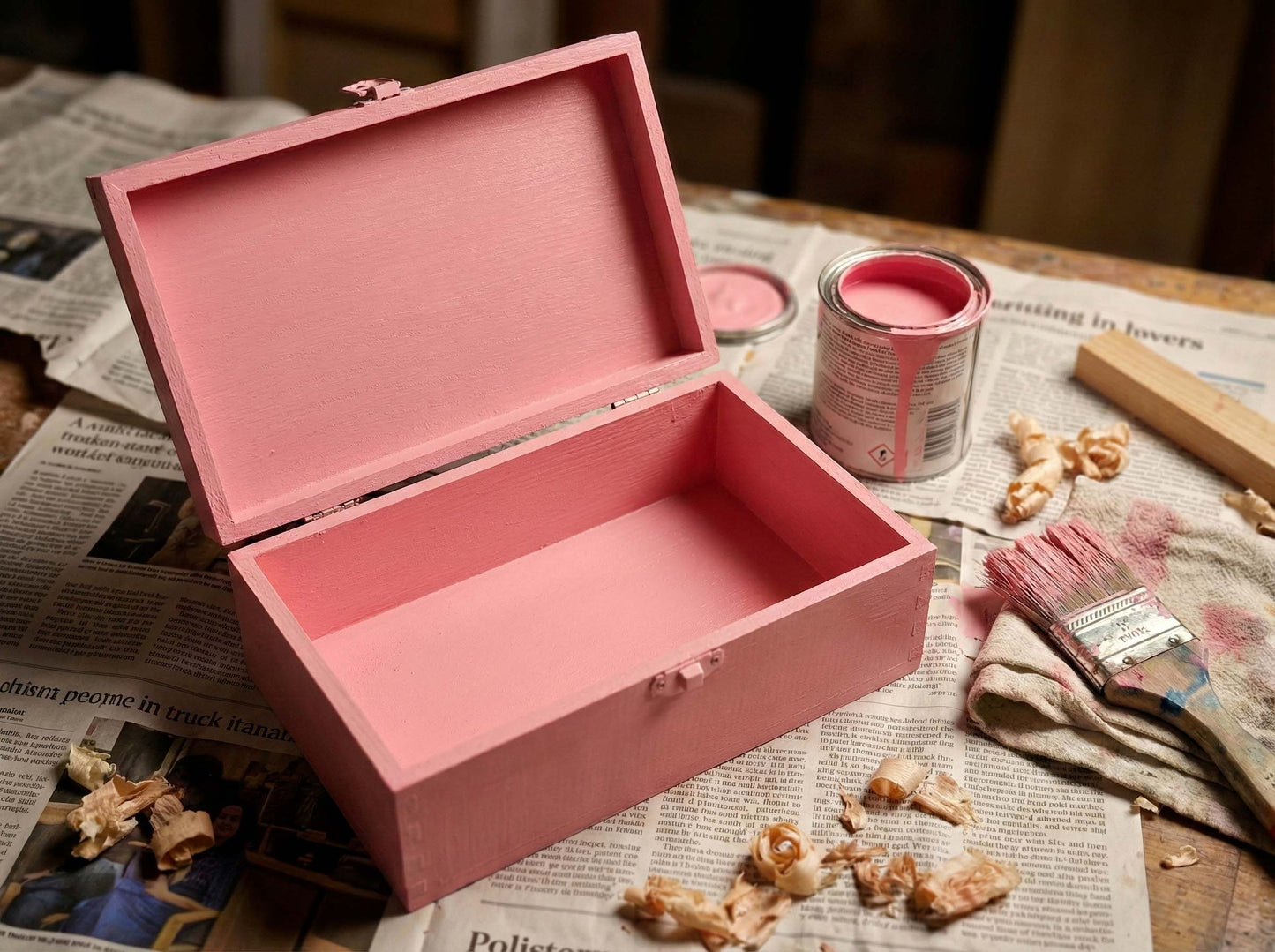 Scatola rosa dipinta a mano, pronta per essere personalizzata come scatola dei ricordi per bimba.