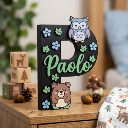 Lettera P decorativa 3D nera personalizzata con nome Paolo in verde, tema animali del bosco con gufo azzurro, orsetto marrone, foglie e fiori, ideale per arredamento cameretta bambino.