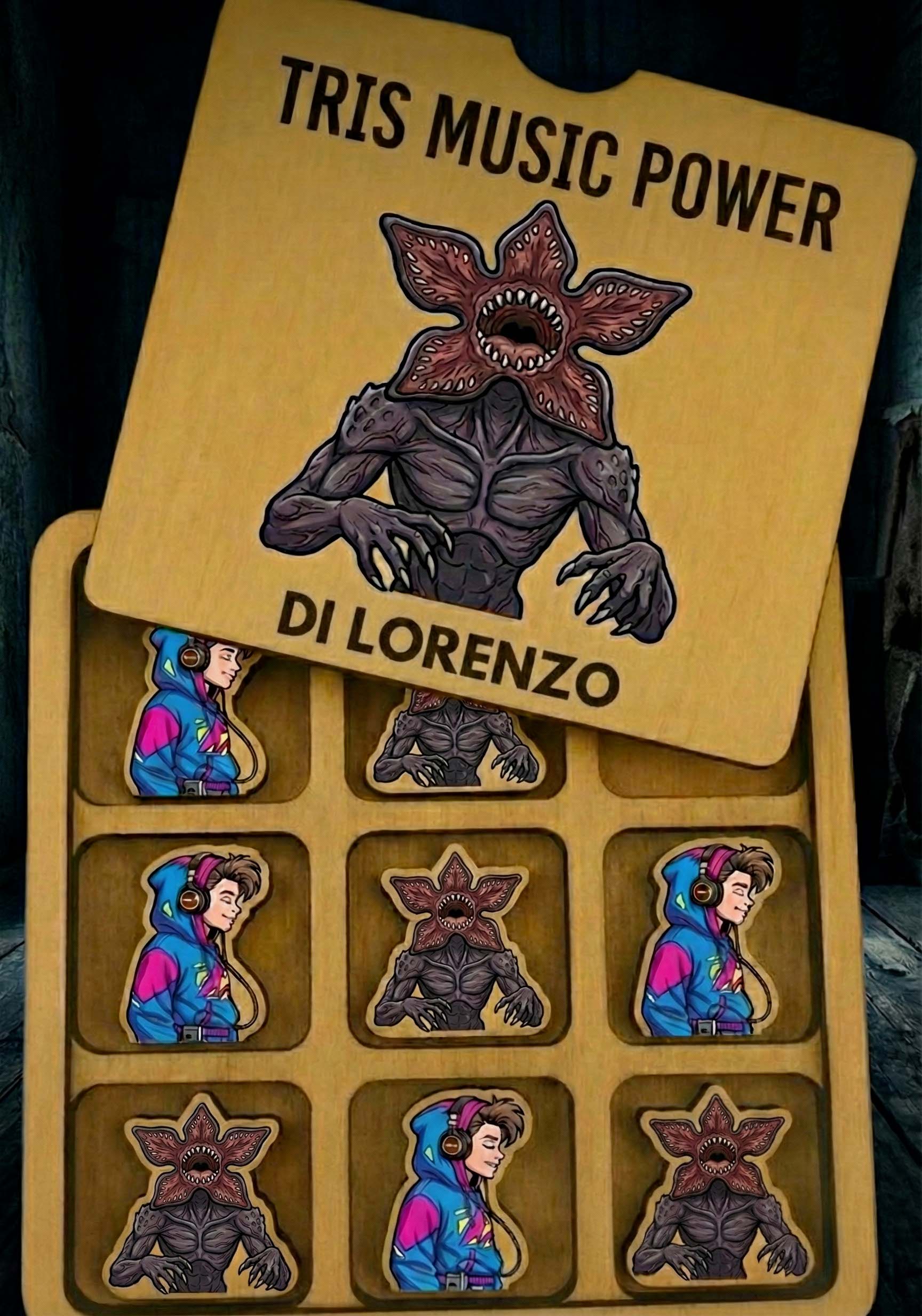 Gioco in legno per bambini tipo tris, con pedine colorate a tema musica e mostro, personalizzabile con il nome.