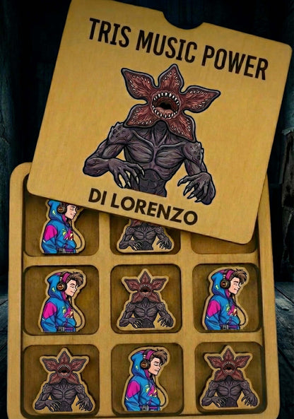 Gioco in legno per bambini tipo tris, con pedine colorate a tema musica e mostro, personalizzabile con il nome.