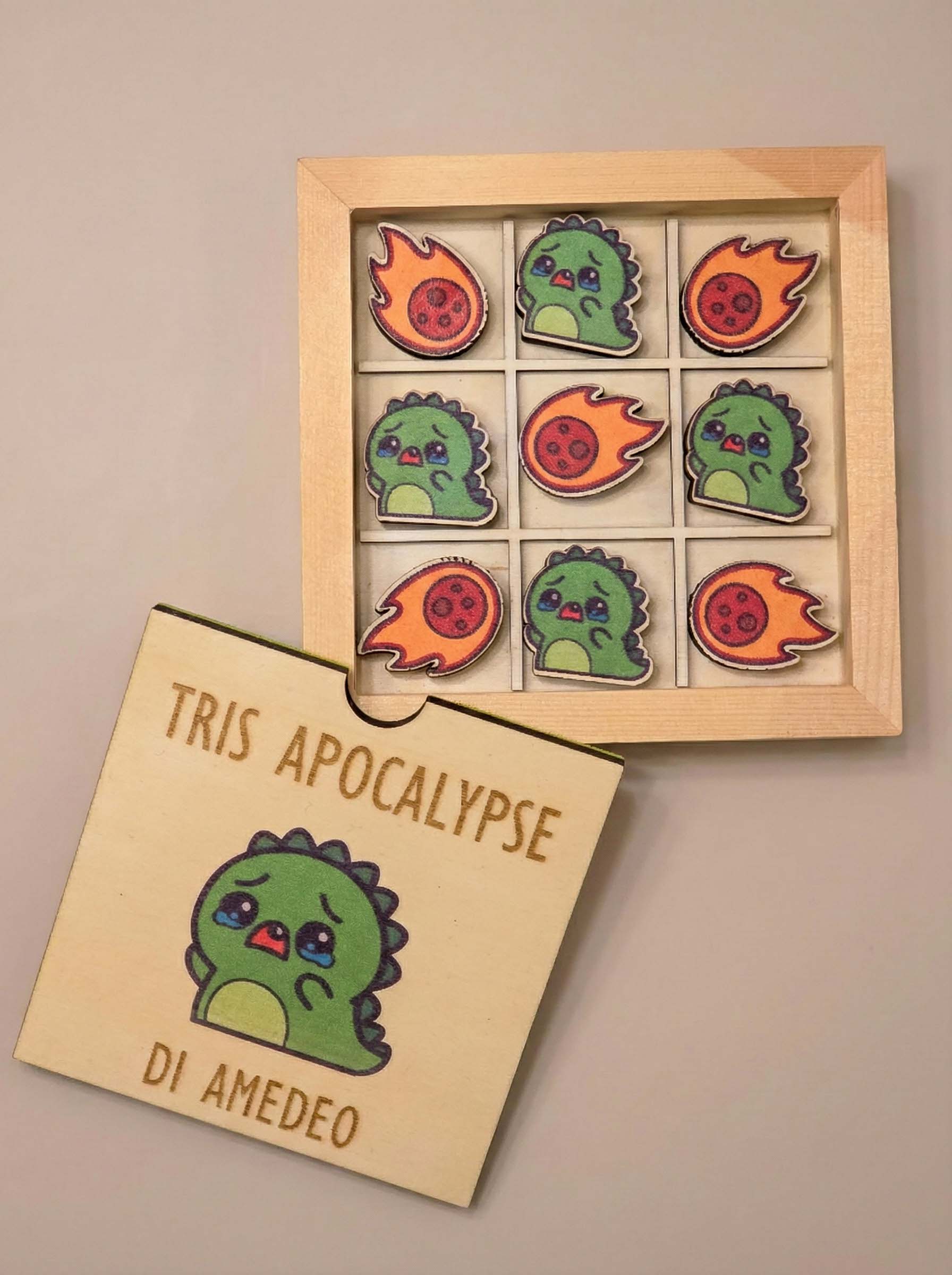 Tris Apocalypse in legno con pedine dinosauro e meteorite, gioco da tavolo personalizzato per bambini.