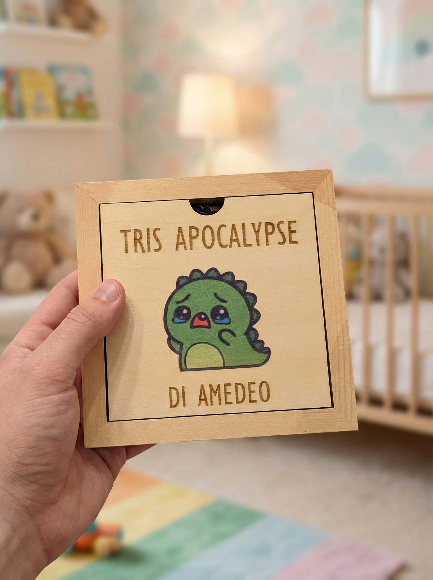 Scatola in legno personalizzata del Tris Apocalypse, con dinosauro illustrato e nome del bambino inciso