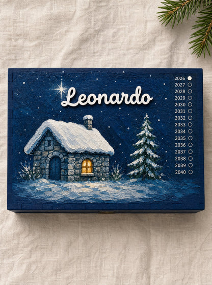 Coperchio visto dall'alto con la scena La casa nel bosco e il nome Leonardo