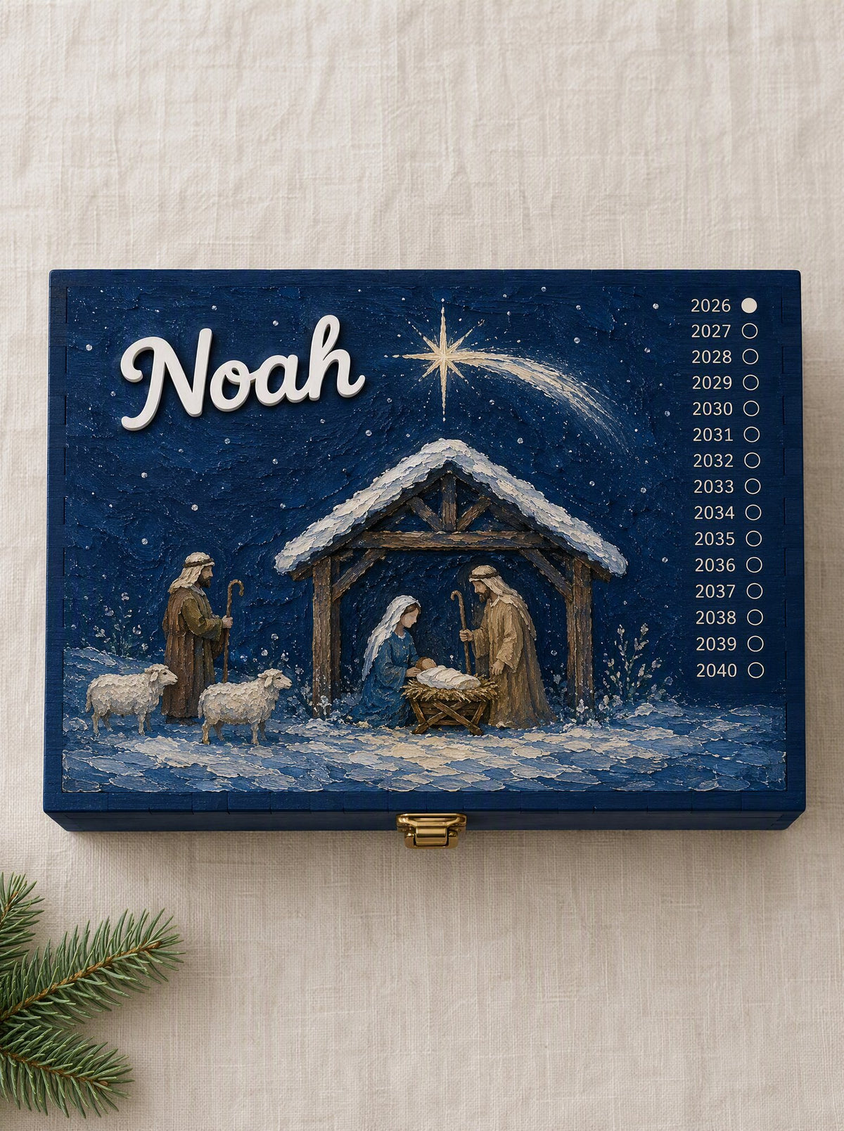 Coperchio visto dall'alto con la scena della Natività e il nome Noah