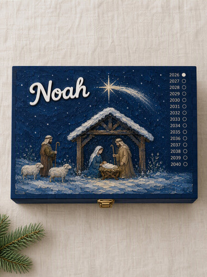 Coperchio visto dall'alto con la scena della Natività e il nome Noah