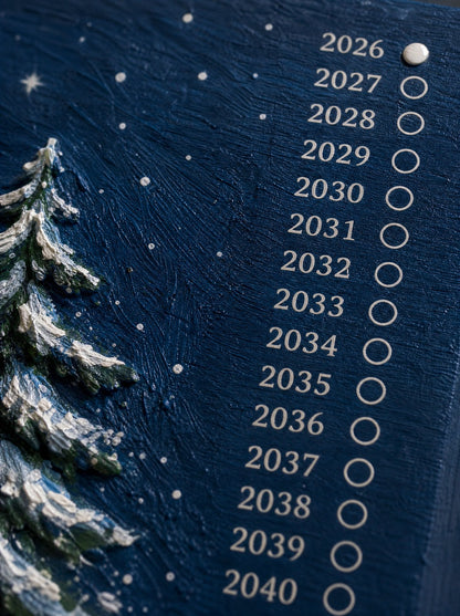 Colonna degli anni dal 2026 al 2040 sul coperchio, il 2026 già segnato, neve dell'abete in rilievo