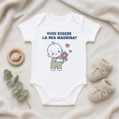 Body bianco con la frase «Vuoi essere la mia madrina?» su coperta di lino, con sonaglio di legno e scarpine di lana