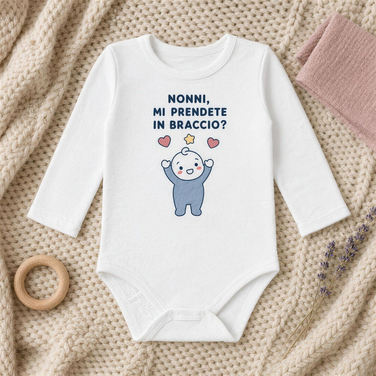 Body bianco a manica lunga con la frase «Nonni, mi prendete in braccio?» su coperta di lana, con anello in legno