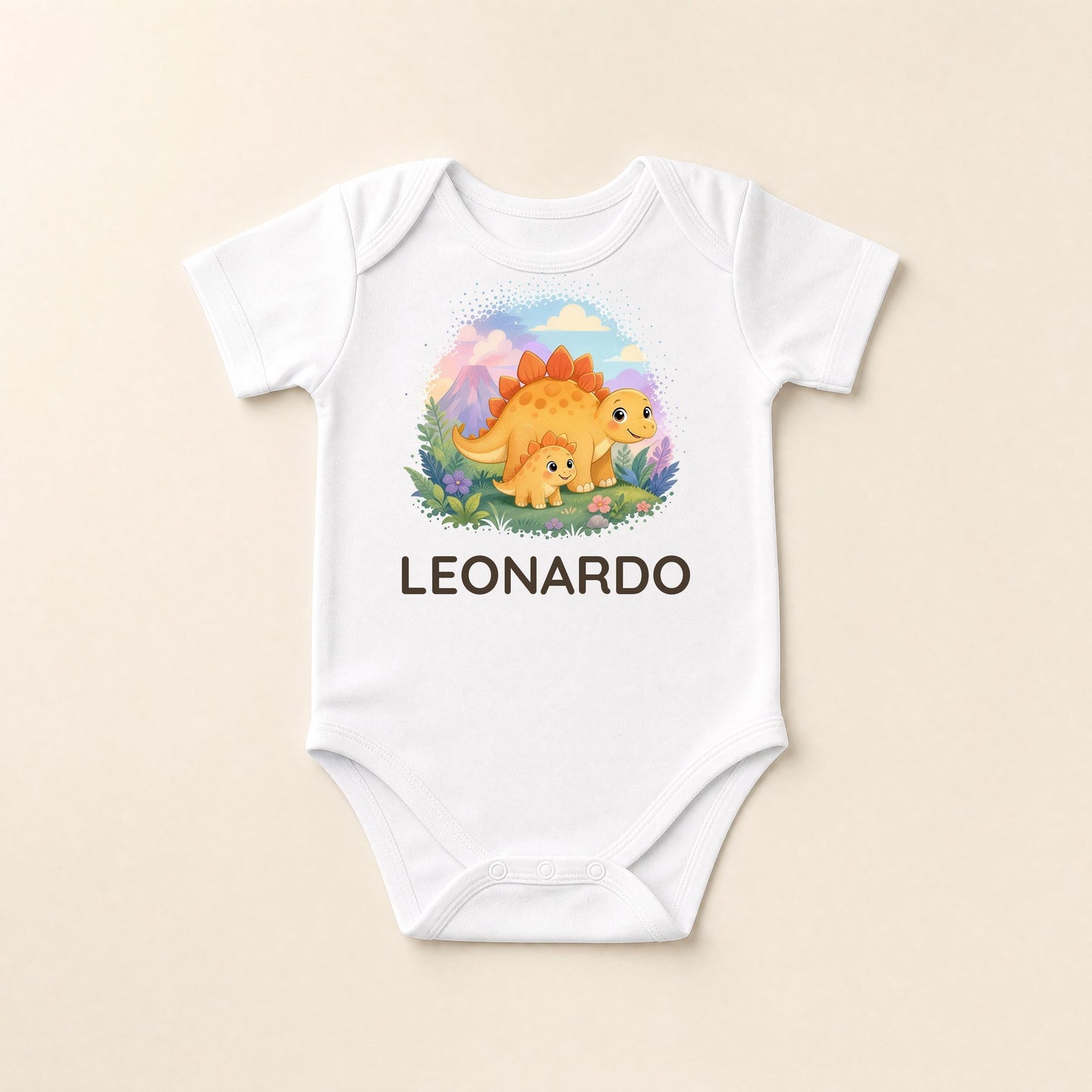 Body neonato bianco disteso con scena di dinosauri e il nome Leonardo
